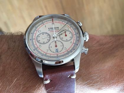 Union Glashütte Belisar Chronograph Sachsen Classic 2018 Limited Edition Automatik Edelstahl 44mm beiges Zifferblatt braunes Lederband – Herrenuhren Chronograph aus Edelstahl und Leder. Das Gehäuse ist rund und silber. Das Lederarmband ist braun. Das Zifferblatt ist arabisch Index und beige. – Ansicht 3