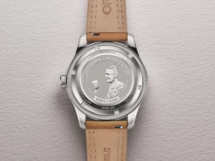 Oris Big Crown Pointer Date Lou Gehrig Limited Edition Automatik Edelstahl 40mm silbernes Zifferblatt braunes Lederband – Herrenuhren Uhr mit Datum aus Edelstahl und Leder. Das Gehäuse ist rund und silber. Das Lederarmband ist braun. Das Zifferblatt ist arabisch Index und silber. – Ansicht 3
