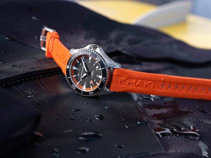 Hamilton Khaki Navy Scuba Auto Edelstahl 40mm schwarzes Zifferblatt orangenes Kautschukband – Herrenuhren Uhr mit Datum aus Edelstahl und Kautschuk. Das Gehäuse ist rund und silber. Das Kautschuk / Kunststoff / Silikon Armband ist orange. Das Zifferblatt ist arabisch Index und schwarz. – Ansicht 5