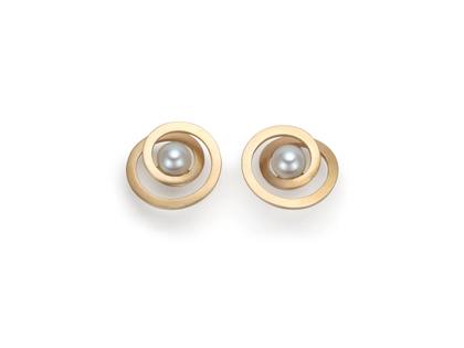 Angela Hübel Pirouette Ohrstecker klein Gelbgold mit Akoya-Zuchtperlen – Ohrschmuck Ohrstecker aus 750 Gelbgold.