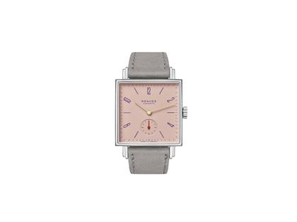 Nomos Glashütte Tetra Petit Four Perle Handaufzug Edelstahl 29mm rosafarbenes Zifferblatt graues Lederband Stahlboden – Damenuhren Uhr ohne Datum aus Edelstahl. Das Gehäuse ist quadratisch und silber. Das Lederarmband ist grau. Das Zifferblatt ist arabisch Index und rosa.