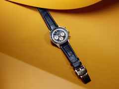 Breitling Navitimer B01 Chronograph 43 Tribute to Concorde Automatik Edelstahl blaues Zifferblatt blaues Lederband limitiert – Herrenuhren Chronograph aus Edelstahl und Leder. Das Gehäuse ist rund und silber. Das Lederarmband Kroko / Alligator ist blau. Das Zifferblatt ist ein Index in blau. – Ansicht 5