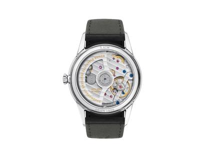 Nomos Glashütte Orion neomatik New Black Automatik Edelstahl 36mm schwarzes Zifferblatt schwarzes Lederband Glasboden – Herrenuhren Uhr ohne Datum aus Edelstahl und Leder. Das Gehäuse ist rund und silber. Das Lederarmband ist schwarz. Das Zifferblatt ist ein Index in schwarz. – Ansicht 2