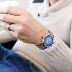 H. Moser & Cie. Endeavour Centre Seconds Automatic Funky Blue Weißgold 40mm blaues Zifferblatt braunes Lederband – Herrenuhren Uhr ohne Datum aus 750 Weißgold. Das Gehäuse ist rund und silber. Das Lederarmband ist braun. Das Zifferblatt ist ein Index in blau. – Ansicht 4
