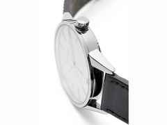 Nomos Glashütte Zürich Datum Automatik Edelstahl 40mm weißes Zifferblatt schwarzes Lederband – Herrenuhren Uhr mit Datum aus Edelstahl und Leder. Das Gehäuse ist rund und silber. Das Lederarmband ist schwarz. Das Zifferblatt ist ein Index in silber. – Ansicht 3