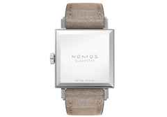 Nomos Glashütte Tetra 27 Duo Doré Handaufzug Edelstahl 27mm weißes Zifferblatt beiges Lederband Stahlboden – Damenuhren Uhr ohne Datum aus Edelstahl und Leder. Das Gehäuse ist quadratisch und silber. Das Lederarmband ist beige. Das Zifferblatt ist arabisch Index und weiß. – Ansicht 2