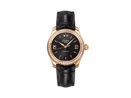 Glashütte Original Lady Serenade Automatik Roségold 36mm schwarzes Zifferblatt mit Brillanten 1,10ct schwarzes Lederband mit Dornschließe – Damenuhren Uhr mit Datum aus 750 Rotgold. Das Gehäuse ist rund und roségold. Das Lederarmband Kroko / Alligator ist schwarz. Das Zifferblatt ist römisch Index und schwarz.