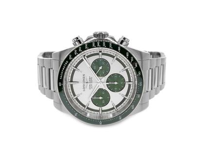 Longines Conquest Chronograph Automatik Edelstahl 42mm weiß-grünes Zifferblatt Metallband L38354026 Full Set mit Garantie Occasion – Herrenuhren Herren Chronograph aus Edelstahl und Keramik. Das Gehäuse ist rund und silber. Das Edelstahlarmband ist silber. Das Zifferblatt ist arabisch Index und weiß.