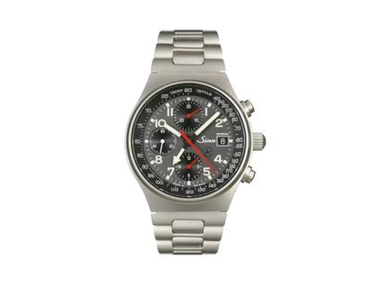 Herrenuhren Chronograph aus Edelstahl. Das Gehäuse ist rund und silber. Das Edelstahlarmband ist silber. Das Zifferblatt ist ein Index in grau.