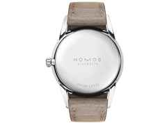 Nomos Glashütte Orion 33 Duo Handaufzug Edelstahl 33mm weißes Zifferblatt beiges Lederband Stahlboden – Damenuhren Uhr ohne Datum aus Edelstahl. Das Gehäuse ist rund und silber. Das Lederarmband ist beige. Das Zifferblatt ist ein Index in beige. – Ansicht 2