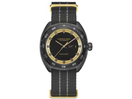 Hamilton American Classic Pan Europ Day Date Automatik Edelstahl schwarz beschichtet schwarz Lederband schwarz – Herrenuhren Uhr mit Datum aus Edelstahl und Leder. Das Gehäuse ist rund und schwarz. Das Lederarmband ist schwarz. Das Zifferblatt ist ein Index in schwarz. – Ansicht 2