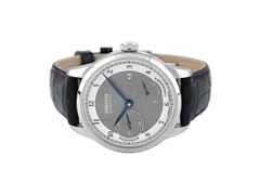 Union Glashütte 1893 Johannes Dürrstein Edition Gangreserve Handaufzug Edelstahl 41mm Lederband D007.456.16.082.00 Full Set mit Garantie Occasion – Herrenuhren Uhr mit Datum aus Edelstahl. Das Gehäuse ist rund und silber. Das Lederarmband ist blau. Das Zifferblatt ist arabisch Index und grau.