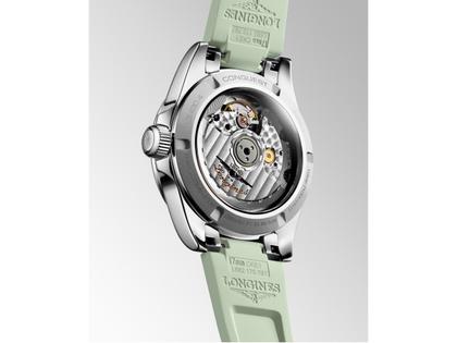Longines Conquest Automatik Edelstahl 34mm grünes Zifferblatt grünes Kautschukband – Damenuhren Uhr mit Datum aus Edelstahl und Kautschuk. Das Gehäuse ist rund und silber. Das Kautschuk / Kunststoff / Silikon Armband ist grün. Das Zifferblatt ist ein Index in grün. – Ansicht 3