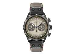 Junghans Meister Pilot Chronoscope Desert Automatik Edelstahl DLC-Braun 43mm sandfarbenes Zifferblatt braunes Lederband – Herrenuhren Chronograph aus DLC beschichtet, Edelstahl und Leder. Das Gehäuse ist rund und schwarz. Das Lederarmband ist braun. Das Zifferblatt ist arabisch Index und braun.