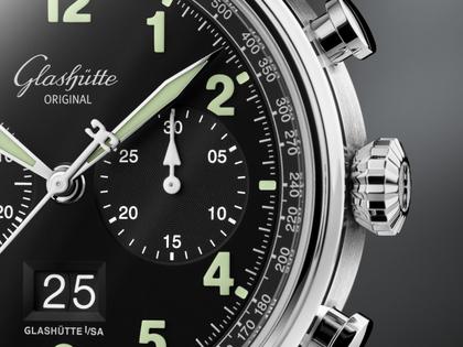 Glashütte Original Senator Chronograph Navigator Automatik Edelstahl 41mm schwarzes Zifferblatt beiges Textilband – Herrenuhren Chronograph aus Edelstahl. Das Gehäuse ist rund und silber. Das Textilarmband ist beige. Das Zifferblatt ist arabisch und schwarz. – Ansicht 4