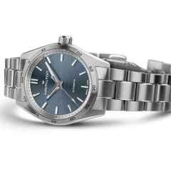 Hamilton Jazzmaster Performer Auto Edelstahl 34mm blaues Zifferblatt Metallband – Damenuhren Uhr ohne Datum aus Edelstahl. Das Gehäuse ist rund und silber. Das Edelstahlarmband ist silber. Das Zifferblatt ist ein Index in blau. – Ansicht 3