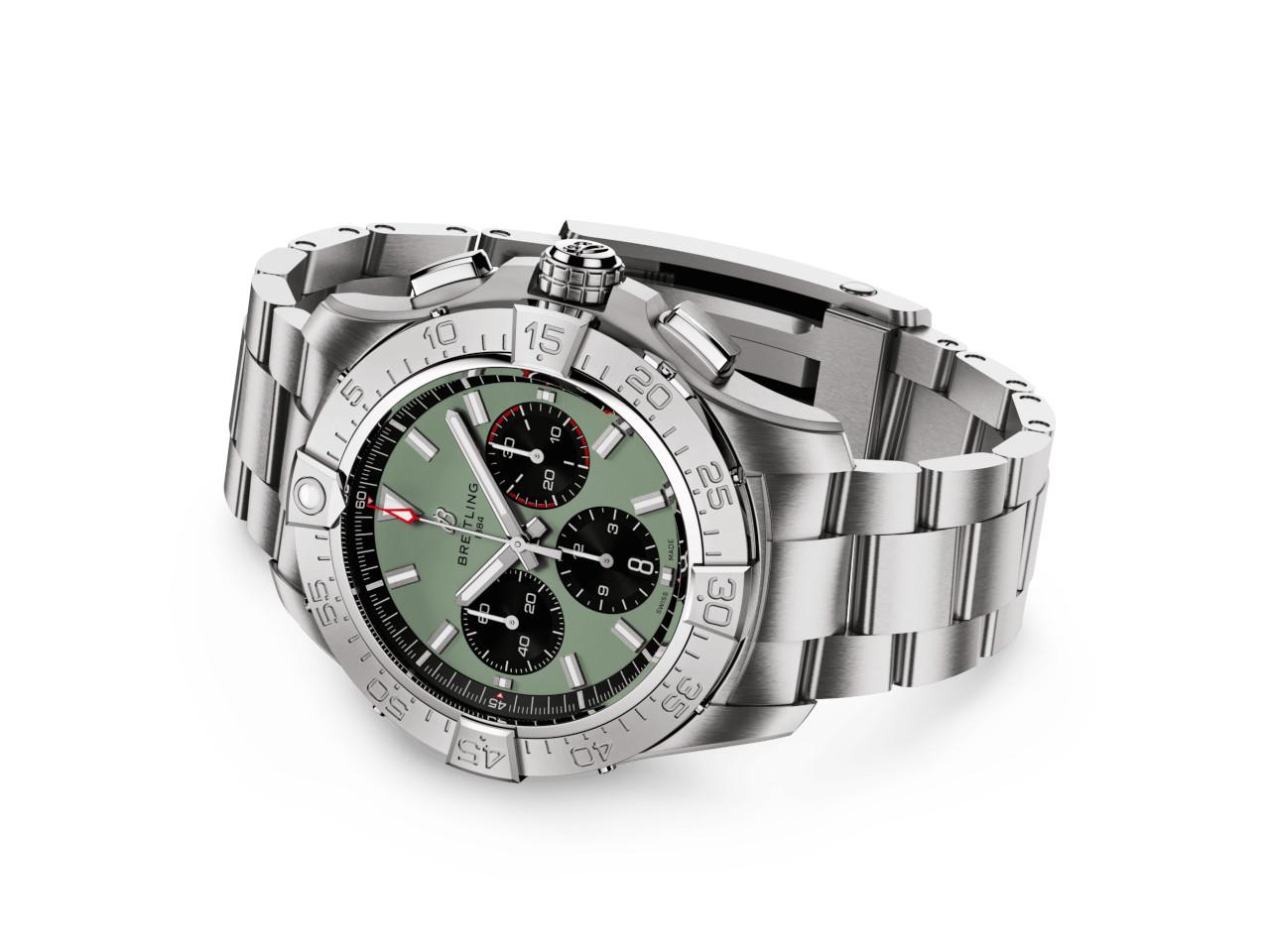 Breitling Avenger B01 Chronograph 44 Automatik Edelstahl grünes Zifferblatt Metallband – Herrenuhren Chronograph aus Edelstahl. Das Gehäuse ist rund und silber. Das Edelstahlarmband ist silber. Das Zifferblatt ist ein Index in grün. – Ansicht 3