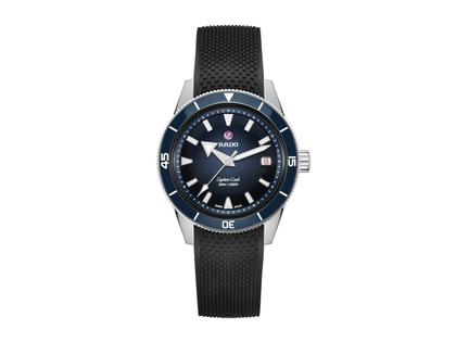Rado Captain Cook Automatik Edelstahl 39mm blaues Zifferblatt schwarzes Kautschukband – Herrenuhren Uhr mit Datum aus Edelstahl, Kautschuk und Keramik. Das Gehäuse ist rund und silber. Das Kautschuk / Kunststoff / Silikon Armband ist schwarz. Das Zifferblatt ist ein Index in blau.