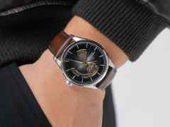 Hamilton Jazzmaster Open Heart Automatik Edelstahl 42mm braunes Zifferblatt braunes Lederband – Herrenuhren Uhr ohne Datum aus Edelstahl und Leder. Das Gehäuse ist rund und silber. Das Lederarmband ist braun. Das Zifferblatt ist ein Index in braun. – Ansicht 6
