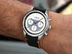 Union Glashütte Belisar Chronograph Silvretta Classic 2026 Limitierte Edition Automatik Edelstahl 44mm beiges Zifferblatt gelbes Textilband schwarzes Lederband und Metallband – Herrenuhren Chronograph aus Edelstahl und Leder. Das Gehäuse ist rund und silber. Das Textilarmband ist gelb. Das Zifferblatt ist ein Index in beige. – Ansicht 7