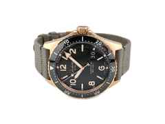 Glashütte Original SeaQ Panoramadatum Automatik Rotgold 43mm schwarzes Zifferblatt graues Textilband 1-36-13-03-90-34 Full Set  Occasion – Herrenuhren Uhr mit Datum aus 750 Rotgold, Edelstahl und Keramik. Das Gehäuse ist rund und rotgold. Das Textilarmband ist grau. Das Zifferblatt ist arabisch Index und schwarz.