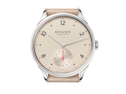 Nomos Glashütte Minimatik neomatik 35 Champagner Automatik Edelstahl 35mm beiges Zifferblatt beiges Lederband – Damenuhren Uhr ohne Datum aus Edelstahl. Das Gehäuse ist rund und silber. Das Lederarmband ist braun. Das Zifferblatt ist arabisch Index und beige. – Ansicht 2
