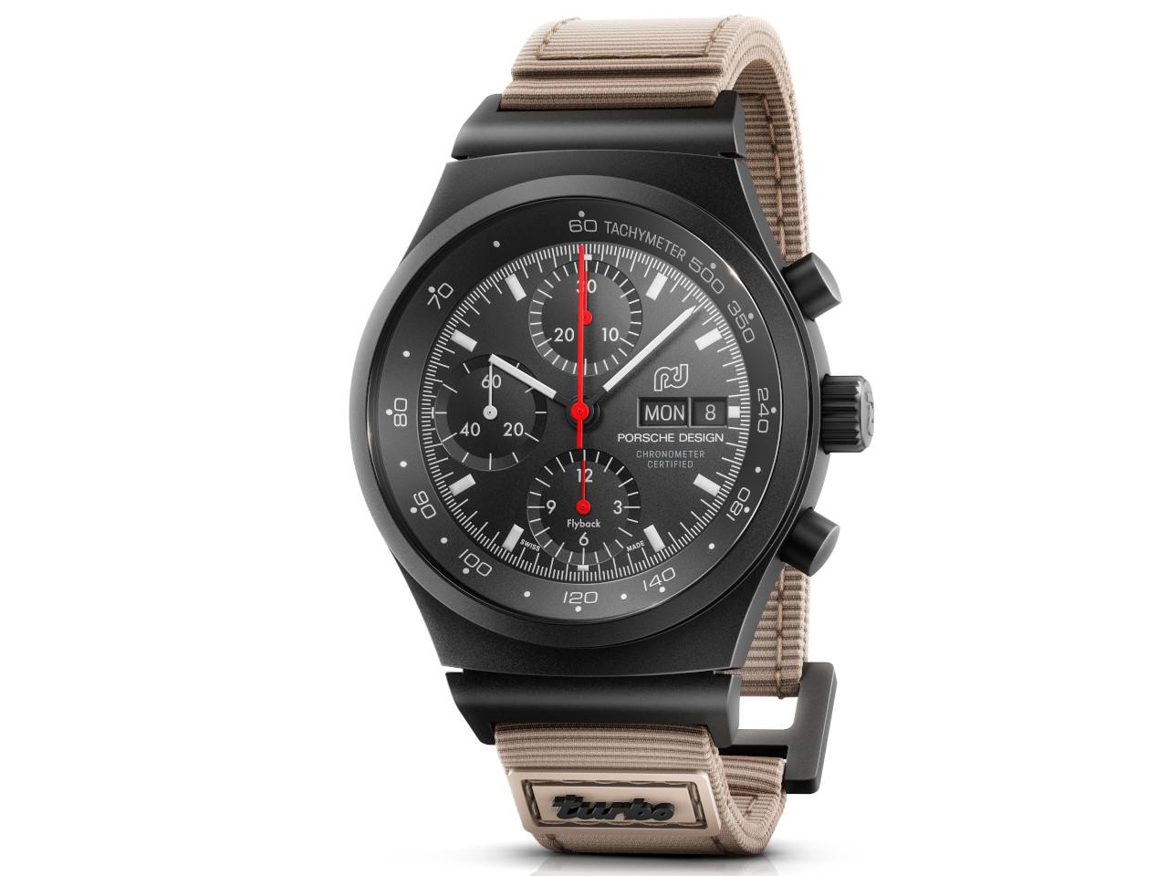 Porsche Design Chronograph 1 - 50 Jahre 911 Turbo Edition Automatik Titan 40mm schwarzes Zifferblatt Metallband und Textilband limitiert – Herrenuhren Chronograph aus Titan und Titancarbid beschichtet. Das Gehäuse ist rund und schwarz. Das Titanarmband ist schwarz. Das Zifferblatt ist arabisch Index und schwarz. – Ansicht 3