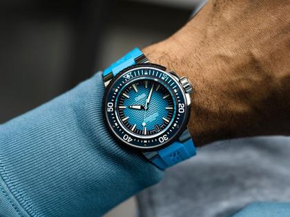 Oris Aquis Pro 4000M Automatik Titan 49,5mm blaues Wellen-Zifferblatt blaues Kautschukband – Herrenuhren Uhr mit Datum aus Kautschuk und Titan. Das Gehäuse ist rund und grau. Das Kautschuk / Kunststoff / Silikon Armband ist blau. Das Zifferblatt ist ein Index in blau. – Ansicht 6