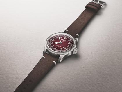 Oris Big Crown Pointer Date X Cervo Volante Automatik Edelstahl 40mm burgunderrotes Zifferblatt braunes Lederband – Herrenuhren Uhr mit Datum aus Edelstahl und Leder. Das Gehäuse ist rund und silber. Das Lederarmband ist braun. Das Zifferblatt ist arabisch und rot. – Ansicht 2