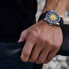 Union Glashütte Noramis Datum Sport Automatik Edelstahl 42mm gelb-schwarzes Zifferblatt schwarzes Textilband – Herrenuhren Uhr mit Datum aus Edelstahl und Keramik. Das Gehäuse ist rund und silber. Das Kautschuk / Kunststoff / Silikon Armband ist schwarz. Das Zifferblatt ist arabisch Index und gelb. – Ansicht 3