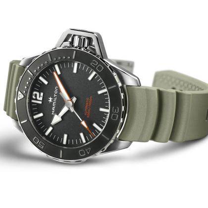 Hamilton Khaki Navy Frogman Automatic Edelstahl 46mm schwarzes Zifferblatt grünes Kautschukband – Herrenuhren Uhr ohne Datum aus Edelstahl und Kautschuk. Das Gehäuse ist rund und silber. Das Kautschuk / Kunststoff / Silikon Armband ist grün. Das Zifferblatt ist arabisch Index und schwarz. – Ansicht 2