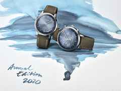 Glashütte Original Sixties Automatik Edelstahl 39mm blaues Zifferblatt braunes Textilband – Herrenuhren Uhr ohne Datum aus Edelstahl. Das Gehäuse ist rund und silber. Das Lederarmband ist braun. Das Zifferblatt ist arabisch Index und blau. – Ansicht 5