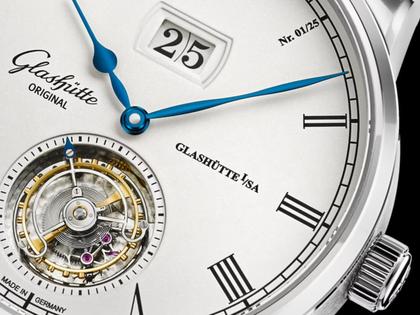 Glashütte Original Senator Alfred Helwig Tourbillon Automatik Weißgold 42mm weißes Zifferblatt blaues Lederband Limited Edition – Herrenuhren Uhr mit Datum aus 750 Weißgold. Das Gehäuse ist rund und silber. Das Lederarmband Kroko / Alligator ist blau. Das Zifferblatt ist römisch und silber. – Ansicht 3
