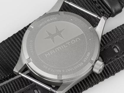 Hamilton Khaki Field Quartz Edelstahl 33mm schwarzes Zifferblatt schwarzes NATO-Textilband – Damenuhren Uhr ohne Datum aus Edelstahl. Das Gehäuse ist rund und grau. Das Textilarmband ist schwarz. Das Zifferblatt ist ein Index in schwarz. – Ansicht 3