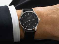 Nomos Glashütte Orion neomatik 39 New Black Automatik Edelstahl 39mm schwarzes Zifferblatt schwarzes Lederband Glasboden – Herrenuhren Uhr ohne Datum aus Edelstahl, Leder und rhodiniert. Das Gehäuse ist rund und silber. Das Lederarmband ist schwarz. Das Zifferblatt ist ein Index in schwarz. – Ansicht 6