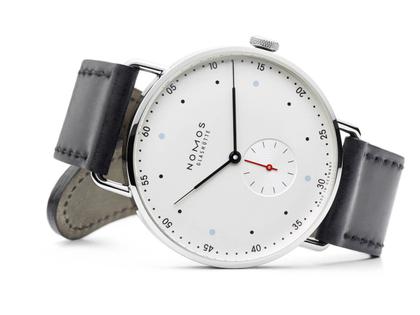 Nomos Glashütte Metro 38 Handaufzug Edelstahl 38mm weißes Zifferblatt schwarzes Lederband Glasboden – Herrenuhren Uhr ohne Datum aus Edelstahl. Das Gehäuse ist rund und silber. Das Lederarmband ist schwarz. Das Zifferblatt ist arabisch Index und silber. – Ansicht 3