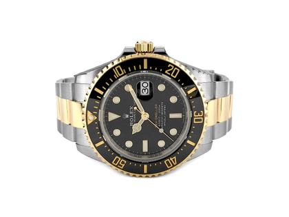 Rolex Sea-Dweller Automatik Edelstahl und Gelbgold 43mm Metallband 126603-0001 Full Set mit Garantie Occasion Refurbished – Herrenuhren Uhr mit Datum aus 750 Gelbgold, Edelstahl und Keramik. Das Gehäuse ist rund und silber-gelbgold. Das Edelstahlarmband mit Gold ist silber-gelbgold. Das Zifferblatt ist ein Index in schwarz.