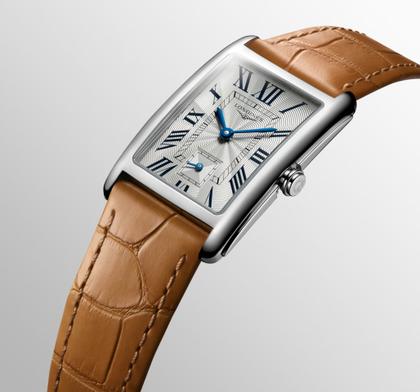 Longines DolceVita  Medium Quarz Edelstahl 23x37mm silbernes Zifferblatt römisch braunes Lederband – Damenuhren Uhr ohne Datum aus Edelstahl. Das Gehäuse ist rechteckig und silber. Das Lederarmband Kroko / Alligator ist braun. Das Zifferblatt ist römisch und silber. – Ansicht 3