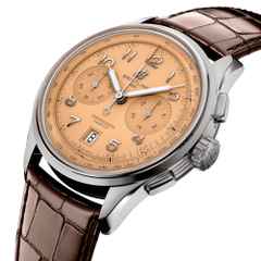 Breitling Premier B01 Chronograph 42 Automatik Edelstahl lachsfarbenes Zifferblatt braunes Lederband – Herrenuhren Chronograph aus Edelstahl und Leder. Das Gehäuse ist rund und silber. Das Lederarmband Kroko / Alligator ist braun. Das Zifferblatt ist arabisch und orange. – Ansicht 2