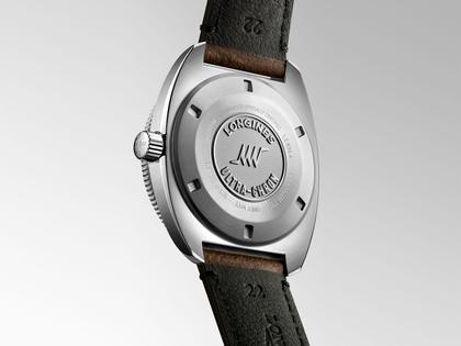 Longines Ultra-Chron Automatik Edelstahl 43mm schwarzes Zifferblatt braunes Lederband – Herrenuhren Uhr ohne Datum aus Edelstahl, Keramik und Leder. Das Gehäuse ist rund und silber. Das Lederarmband ist braun. Das Zifferblatt ist ein Index in schwarz. – Ansicht 3