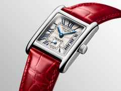 Longines DolceVita   Mini Quarz Edelstahl 22x29mm silbernes Zifferblatt rotes Lederband – Damenuhren Uhr ohne Datum aus Edelstahl und Leder. Das Gehäuse ist rechteckig und silber. Das Lederarmband Kroko / Alligator ist rot. Das Zifferblatt ist römisch und silber. – Ansicht 3