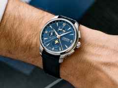 Union Glashütte Belisar Chronograph Mondphase Automatik Edelstahl 42mm blaues Zifferblatt blaues Lederband – Herrenuhren Chronograph aus Edelstahl und Leder. Das Gehäuse ist rund und silber. Das Lederarmband ist blau. Das Zifferblatt ist arabisch Index und blau. – Ansicht 3