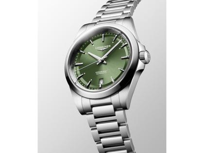 Longines Conquest Automatik Edelstahl 38mm grünes Zifferblatt Metallband – Herrenuhren Uhr mit Datum aus Edelstahl. Das Gehäuse ist rund und silber. Das Edelstahlarmband ist silber. Das Zifferblatt ist ein Index in grün. – Ansicht 2