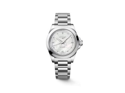 Longines Conquest 2023 Automatik Edelstahl 34mm Perlmutt-Zifferblatt Metallband – Damenuhren Uhr mit Datum aus Edelstahl. Das Gehäuse ist rund und silber. Das Edelstahlarmband ist silber. Das Zifferblatt ist ein Index in weiß.