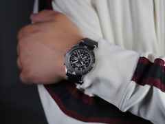 Sinn Spezialuhren 156.1 Fliegerchronograph Automatik Edelstahl 43mm schwarzes Zifferblatt schwarzes Lederband limitiert – Herrenuhren Chronograph aus Edelstahl. Das Gehäuse ist rund und silber. Das Lederarmband ist schwarz. Das Zifferblatt ist arabisch und schwarz. – Ansicht 4