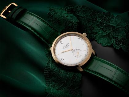 Glashütte Original Sixties Kleine Sekunde Automatik Roségold 42mm silberfarbenes Zifferblatt grünes Lederband – Herrenuhren Uhr ohne Datum aus 750 Rotgold. Das Gehäuse ist rund und roségold. Das Lederarmband Kroko / Alligator ist grün. Das Zifferblatt ist arabisch Index und silber. – Ansicht 6
