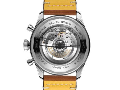 Breitling Super AVI B04 Chronograph GMT 46 P-51 Mustang Automatik Edelstahl schwarzes Zifferblatt braunes Lederband – Herrenuhren Chronograph aus Edelstahl. Das Gehäuse ist rund und silber. Das Lederarmband ist braun. Das Zifferblatt ist arabisch und schwarz. – Ansicht 4