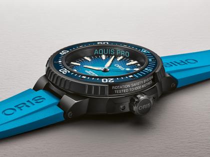 Oris Aquis Pro 1000M Automatik Titan Schwarz-PVD 49,5mm blaues Wellen-Zifferblatt blaues Kautschukband – Herrenuhren Uhr mit Datum aus Edelstahl, Kautschuk, PVD beschichtet und Titan. Das Gehäuse ist rund und schwarz. Das Kautschuk / Kunststoff / Silikon Armband ist blau. Das Zifferblatt ist ein Index in blau. – Ansicht 5
