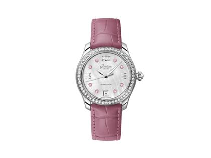 Glashütte Original Lady Serenade Automatik Edelstahl 36mm Perlmutt-Zifferblatt mit Brillanten rosa Lederband – Damenuhren Uhr mit Datum aus Edelstahl und Leder. Das Gehäuse ist rund und silber. Das Lederarmband Kroko / Alligator ist rosa. Das Zifferblatt ist römisch Index und weiß.