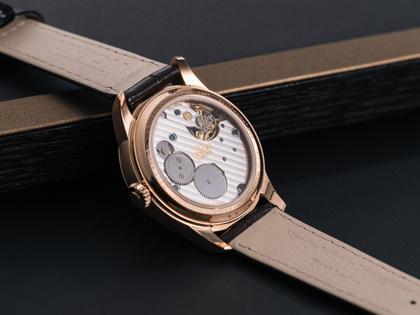 Union Glashütte 1893 Johannes Dürrstein Mondphase Limited Edition Handaufzug Rotgold 41mm weißes Zifferblatt braunes Lederband – Herrenuhren Uhr mit Datum aus 750 Rotgold und Leder. Das Gehäuse ist rund und roségold. Das Lederarmband ist braun. Das Zifferblatt ist arabisch römisch und weiß. – Ansicht 5